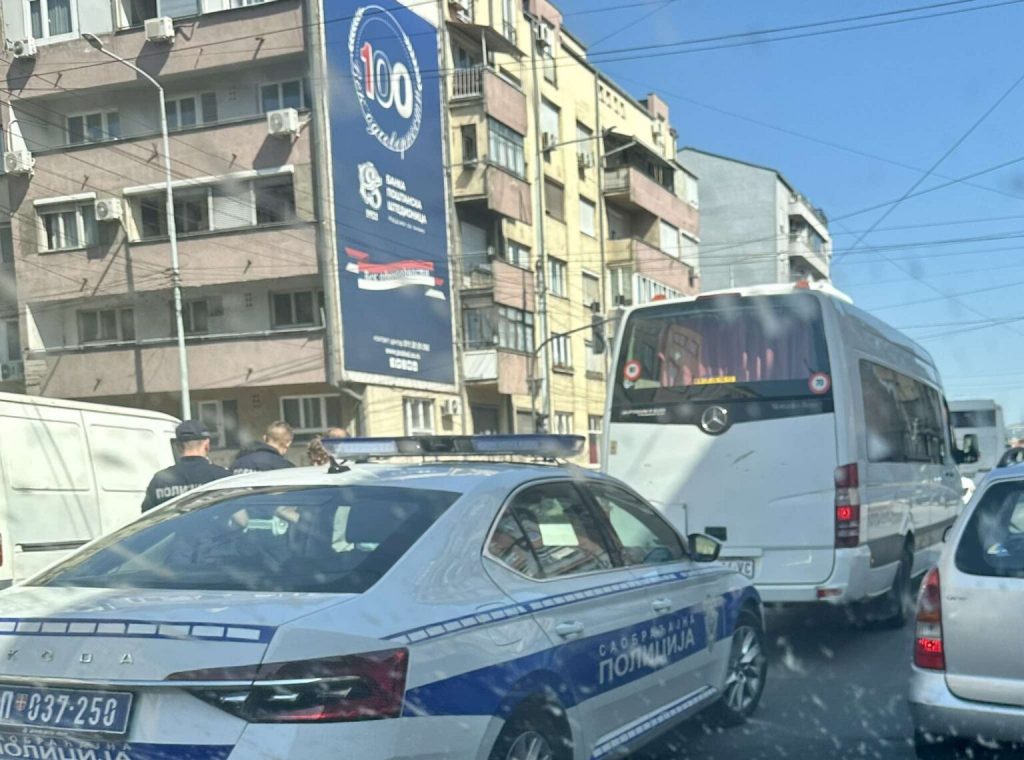 Sudar minibusa i automobila
