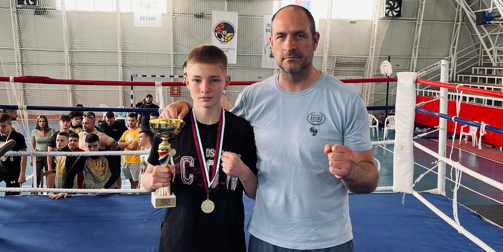 Četiri medalje i pehar za najboljeg juniora za boksere iz Vlasotinca na Prvenstvu jugoistočne Srbije