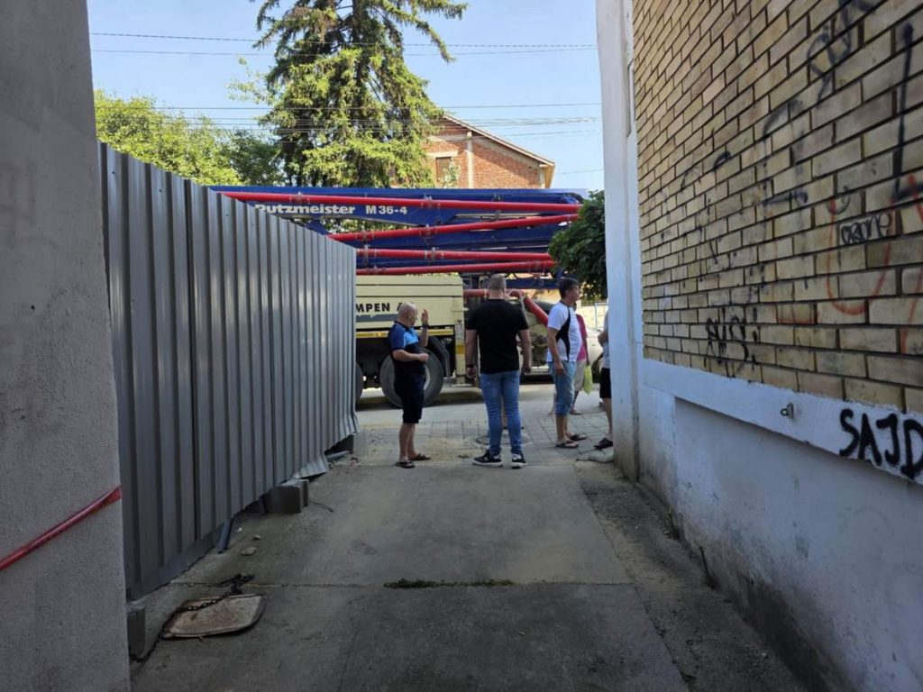 Stanari Dušanove ulice u Leskovcu blokirali kamion sa građevinskim materijalom