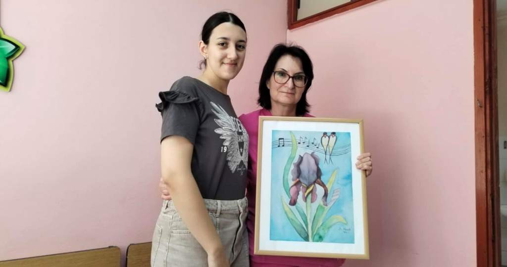 Gimnazijalka oslikava murale kako bi ulepšala Dečje odeljenje Doma zdravlja Vlasotince