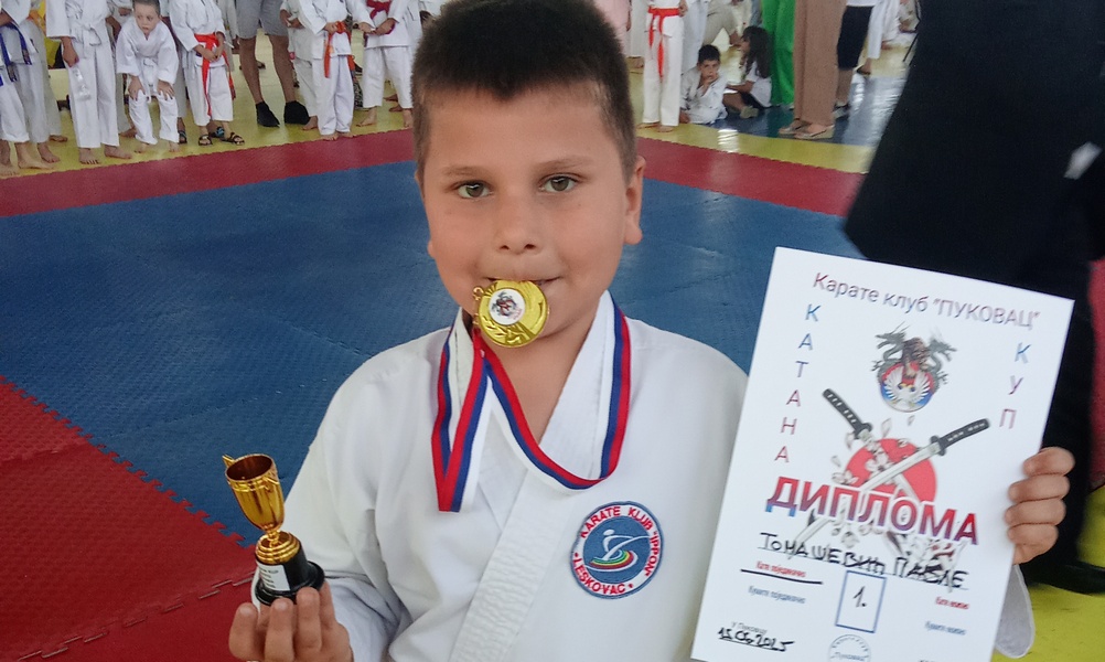 Još jedan zlatni dečko Pavle Tomašević iz Leskovca osvojio prvo mesto na karate turniru
