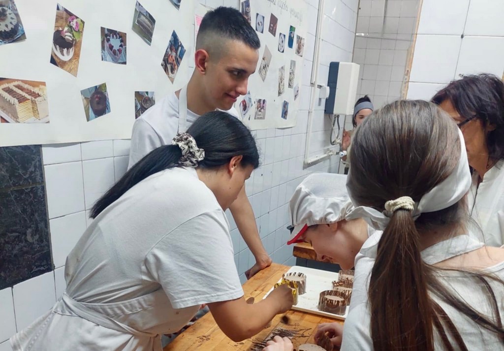 Budući poslastičari iz Leskovca pripremili torte za humanitarne ustanove