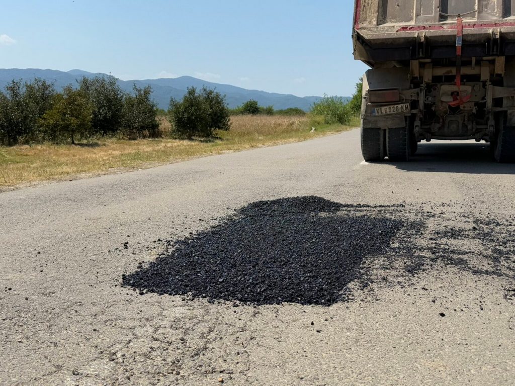 Počela sanacija rupa na putu Gornja Jajina-Radonjica