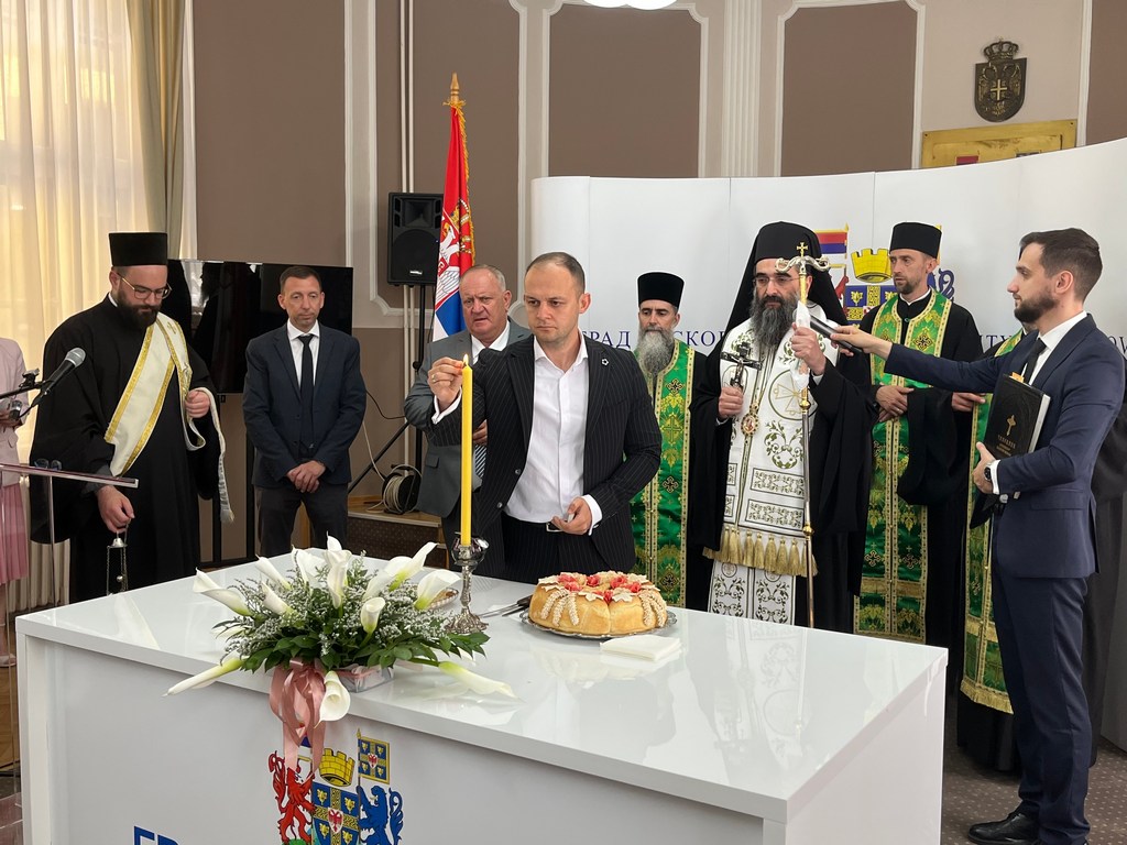 Slava grada Leskovca obeležena liturgijom, litijama i rezanjem slavskog kolača