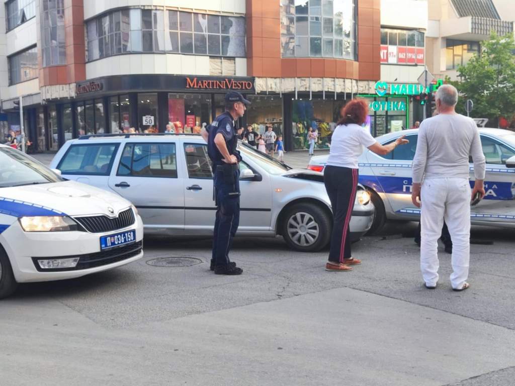 Sudar policijskog i civilnog vozila u centru Leskovca