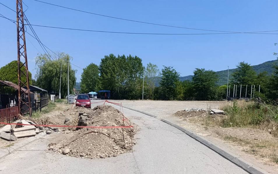 Elektrodistribucija u Vlasotincu skida kablove Jala mreže uz prisustvo policije