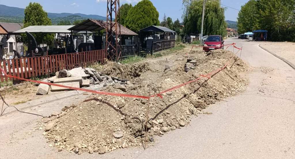 Raskopana ulica kod groblja u Vlasotincu već nedelju dana bez radova, otežan saobraćaj i prolaz