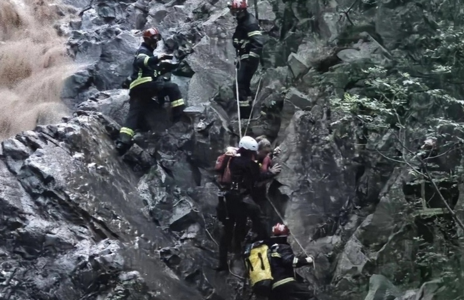 Četiri osobe iz nabujale Vučjanke spasili vatrogasci iz Leskovca (video)