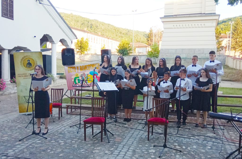 Omladinsko-dečji crkveni hor „Sveta Anastasija Srpska“ održao koncert u porti Crkve Svete Trojice u Vlasotincu