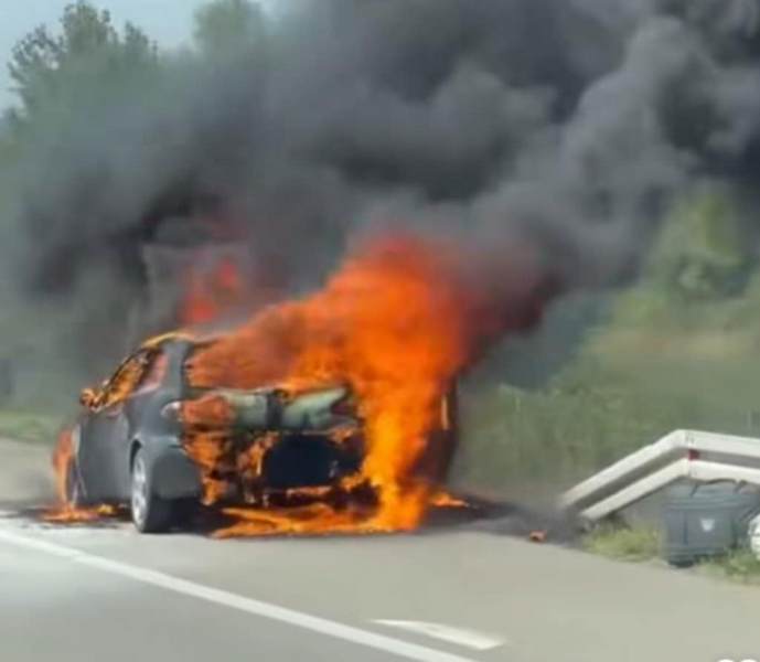 Vatra „progutala“ automobil na auto-putu kod Niša