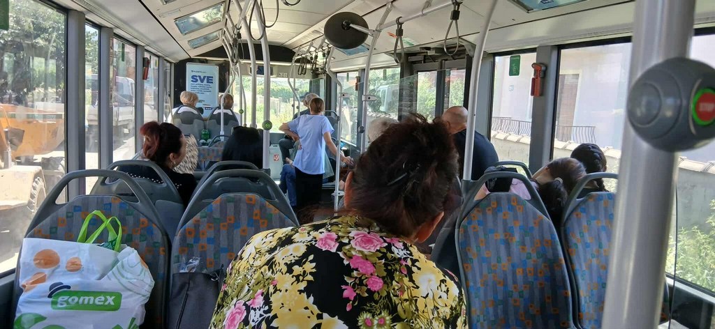 Putnici na liniji Leskovac – Miroševce  zbog radova na kanalizaciji više od dva sata bili zarobljeni u autobusu