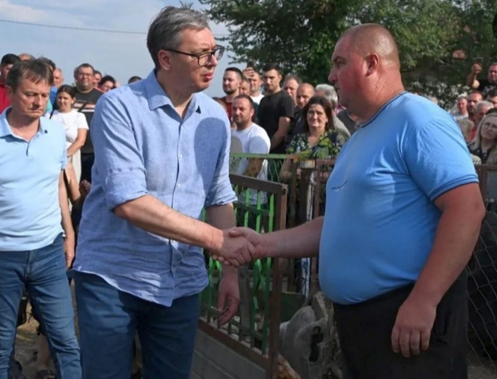 Vučić obišao porodice koje su ostale bez kuća u Bojniku uz prisustvo beogradskih režimskih medija: Država će pomoći 90 posto, 10 posto lokalne samouprave