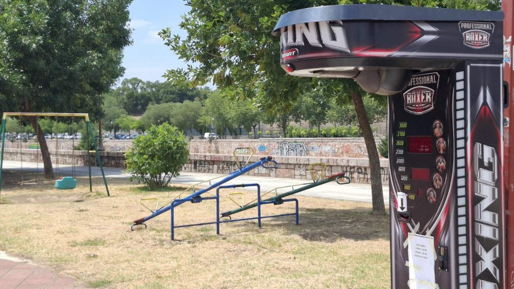 Bokserska kruška na igralištu u centru Niša