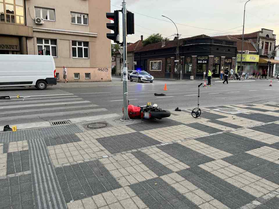 Leskovac: U dve nezgode povređena majka s dvoje dece, jedno u kolicima, povređen i motociklista