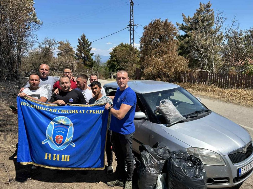 Niški policajci donirali odeću i obuću ugroženima u požarima