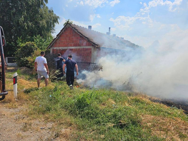 Veliki požar pored glavnog puta Leskovac – Niš, gore polja pšenice i nisko rastinje