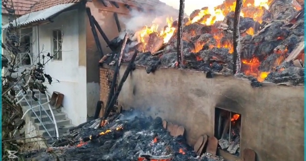 U selu Slavnik kod Bojnika izgorele kuće, pomoćni objekti, voćnjaci (video)