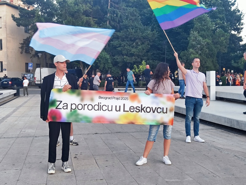 Tamjanom protiv duginih boja: Vernici u Leskovcu “branili veru” – LGBT aktivisti svoja prava