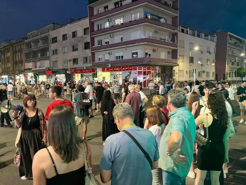 Protestna šetnja, skandiranje ispred prostorija SNS i blokada raskrsnice na Bulevaru oslobođenja