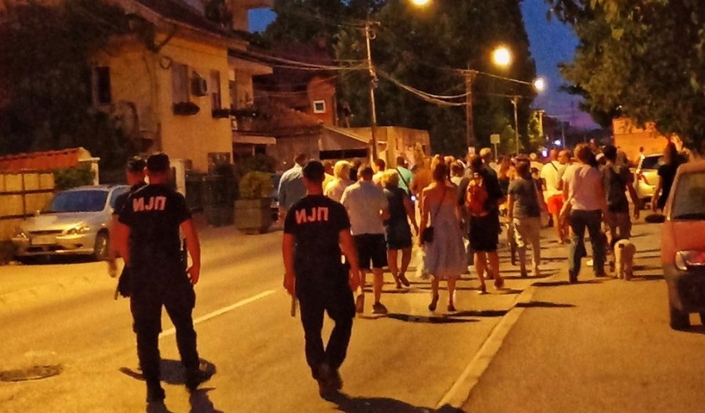 Studenti i građani u protestnoj šetnji „Treća smena“ u znak solidarnosti sa radnicima Jure pod budnim okom policijskih marica