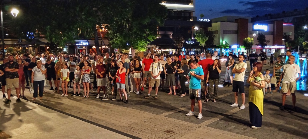Demonstranti u večerašnjoj protestnoj šetnji u Leskovcu govorili o represiji prema prosvetnim radnicima i glumcima