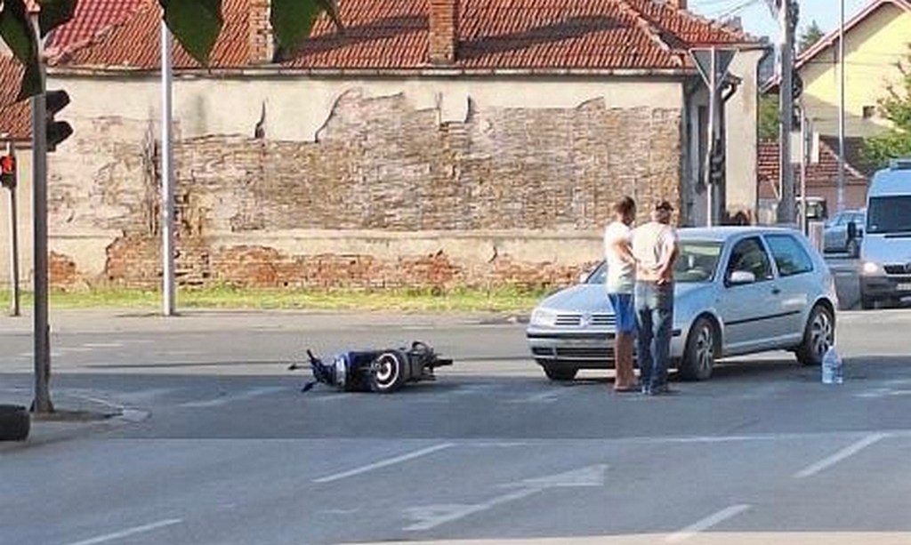 Sudar električnog skutera i automobila kod Rakićevih semafora