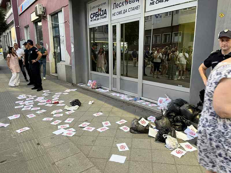 Kese sa đubretom ispred SNS, krvave šake ispred policije, suda i na vratima sedišta Skupštine grada Leskovca