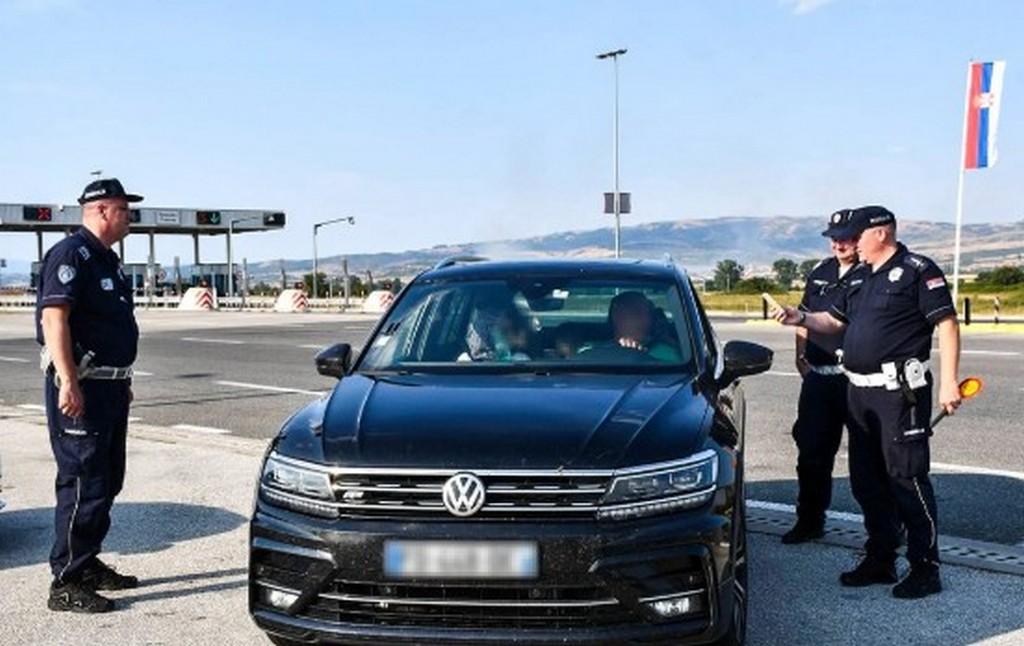 Policajci spasili život čoveku nakon što ga je ujela zmija
