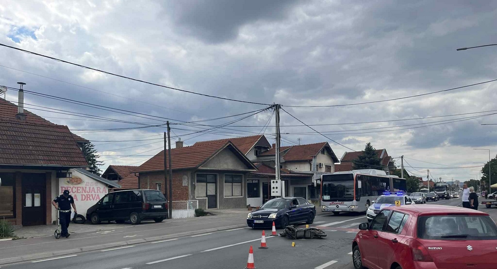 Povređen maloletni vozač na električnom motociklu u Leskovcu