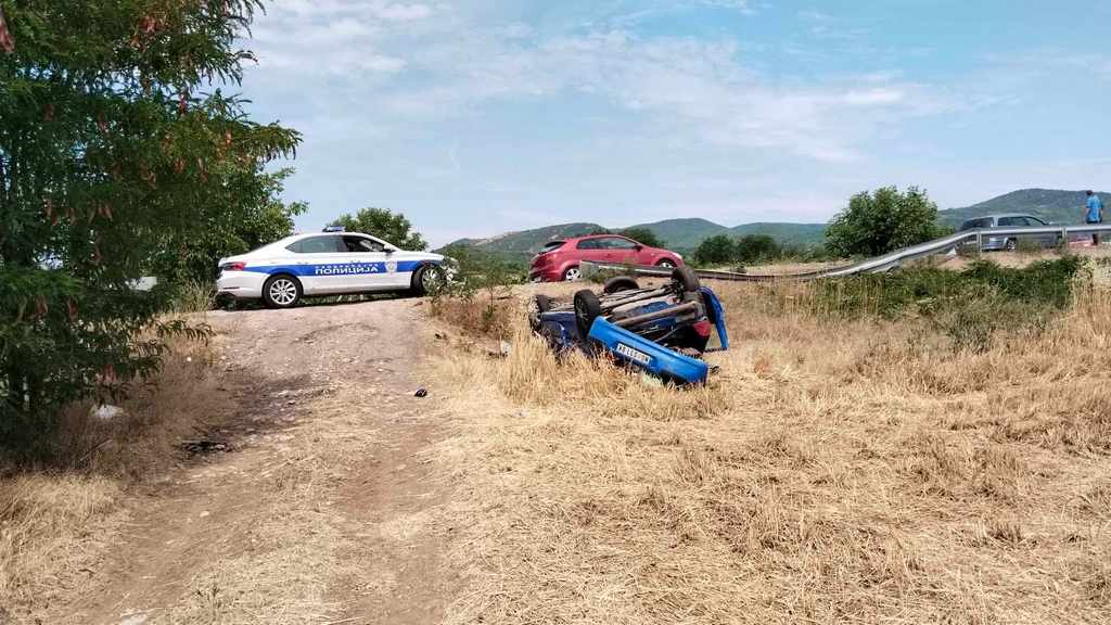 Automobilom sleteo s puta i prevrnuo se na krov, među povređenima dvoje dece