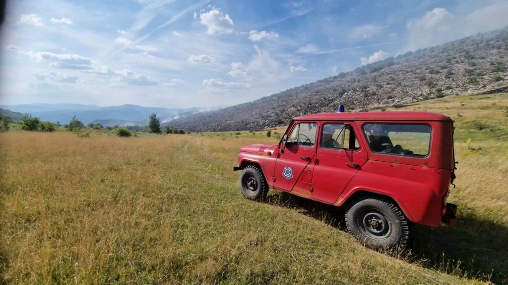 Brzom reakcijom vatrogasne jedinice ugašeni požari na tri lokacije, apel građanima da ne pale vatru na otvorenom