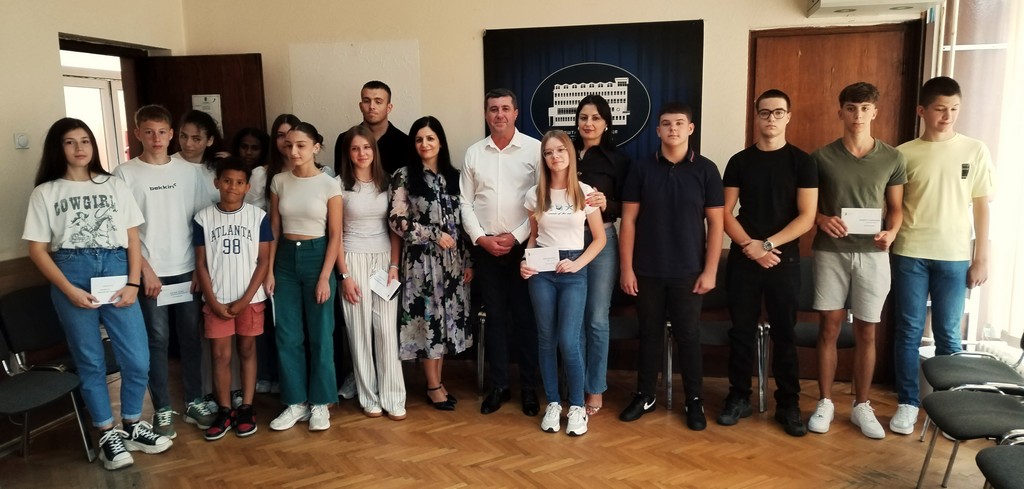 Novčane nagrade za najbolje osnovce i srednjoškolce u Vlasotincu