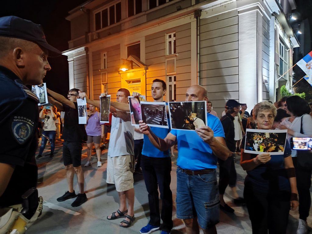 Građani Leskovca pokazivali policiji fotografije prebijanja demonstranata širom Srbije