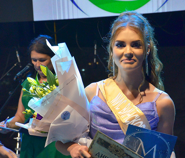 Mis Vinskog bala Vlasotinčanka Ivana Jović, koncert Marine Visković završen bakljadom