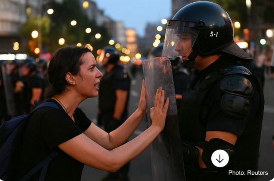 Rojters: Protesti u Srbiji eskalirali – demolirane prostorije SNS-a, sukobi širom zemlje
