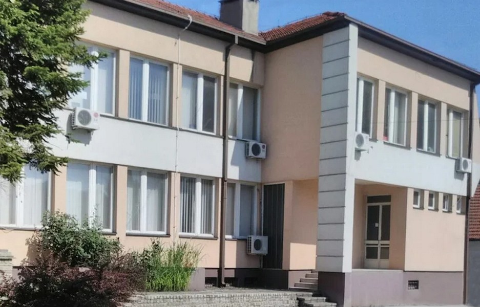 FPN Niš: D.N. nije osnivač fakulteta. Radi se o bivšem suosnivaču, koji nema nikakvu vlasničku, upravljačku ili radno-pravnu vezu sa fakultetom