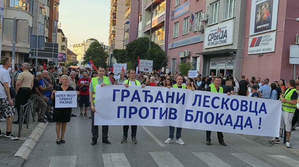 SNS ipak blokirao ulice Leskovca iako nose transparent “Građani Leskovca protiv blokada”