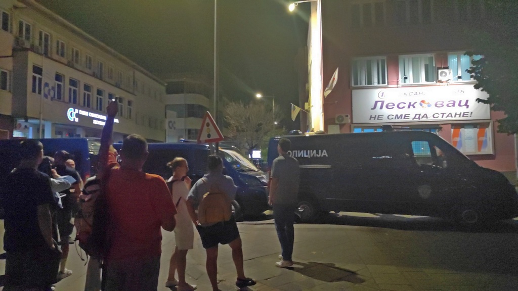 Policija blokirala prilaz prostorijama SNS u Leskovcu, demonstranti pitali: “Koga čuvate”