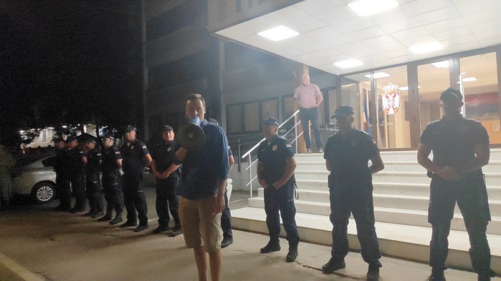 Demonstranti večeras u Leskovcu tražili od policije da ponovo polože zakletvu, načelnik im se iza kordona „smeškao“