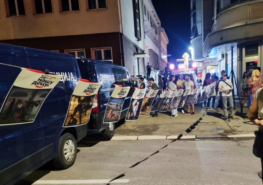 Građani Leskovca pitali večeras policiju ispred SNS: Koga i od koga čuvate?