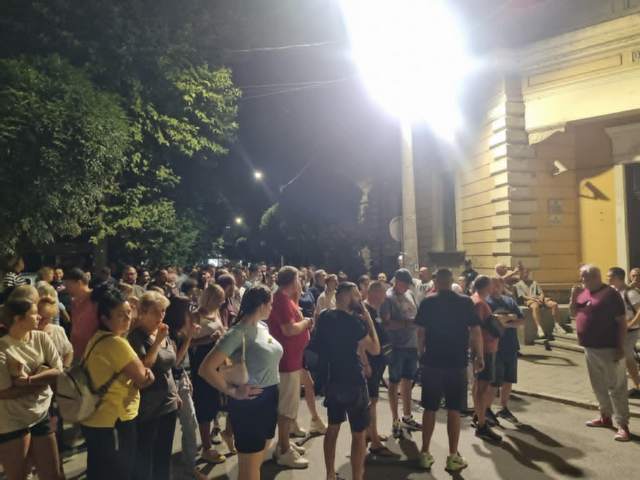 „Koga čuvate“ i „idite na Kosovo“ – parole su demonstranata policiji ispred sedišta leskovačkih naprednjaka