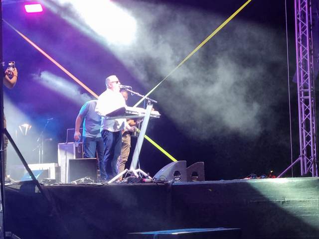 Dejan Matić glasom i klavijaturom priredio nezaboravan koncert na Rostiljijadi u Leskovcu
