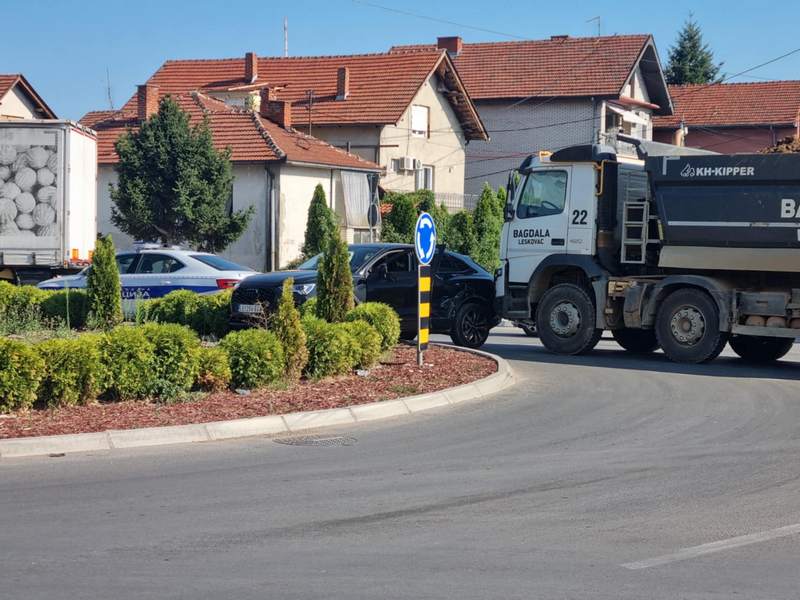 Sudar kamiona i “audia” na kružnom toku u Bulevaru Nikole Pašića