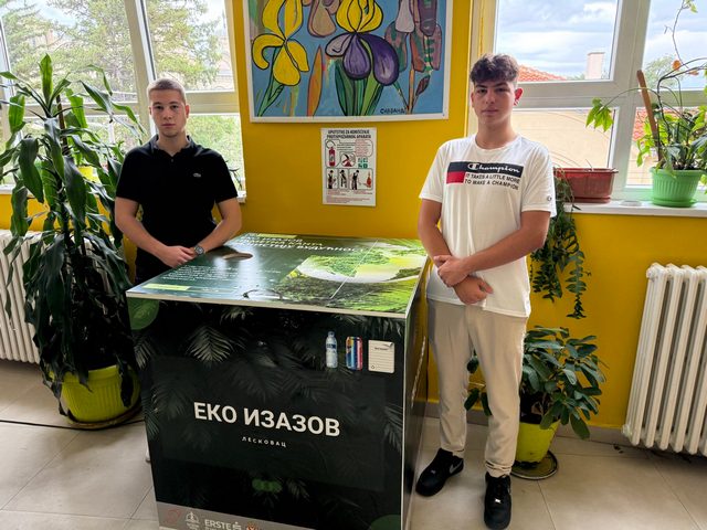 Srednjoškolci Pavle i Andrija napravili pametne kante za razvrstavanje otpada, postavljene u dve osnovne škole u Leskovcu