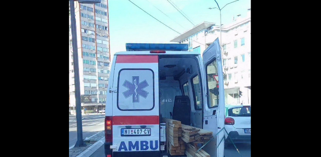 Umesto pacijenata u sanitetskom vozilu prevoze građu