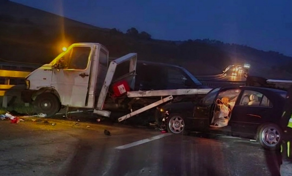 Sudarila se dva automobila i kamion, tri osobe povređene