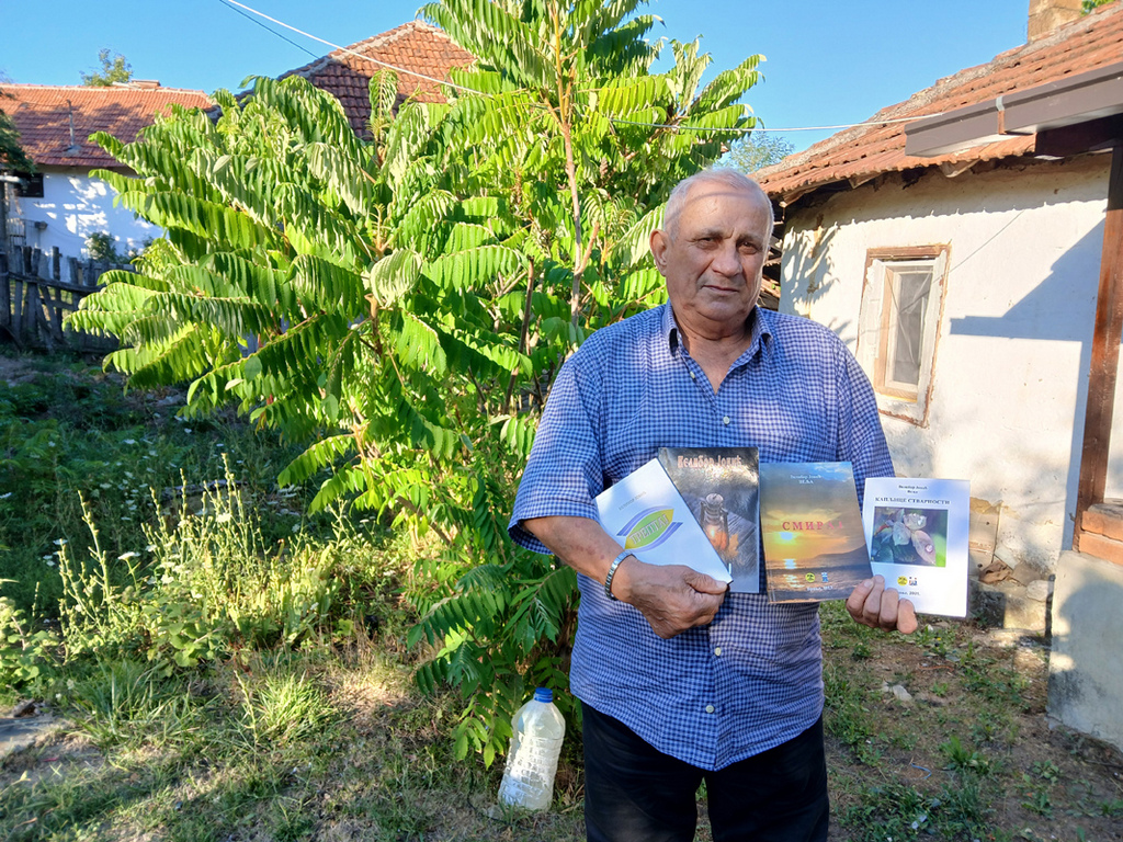 U kući od blata i ispod debele hladovine jabuke Velibor Jović piše najbolje priče i pesme