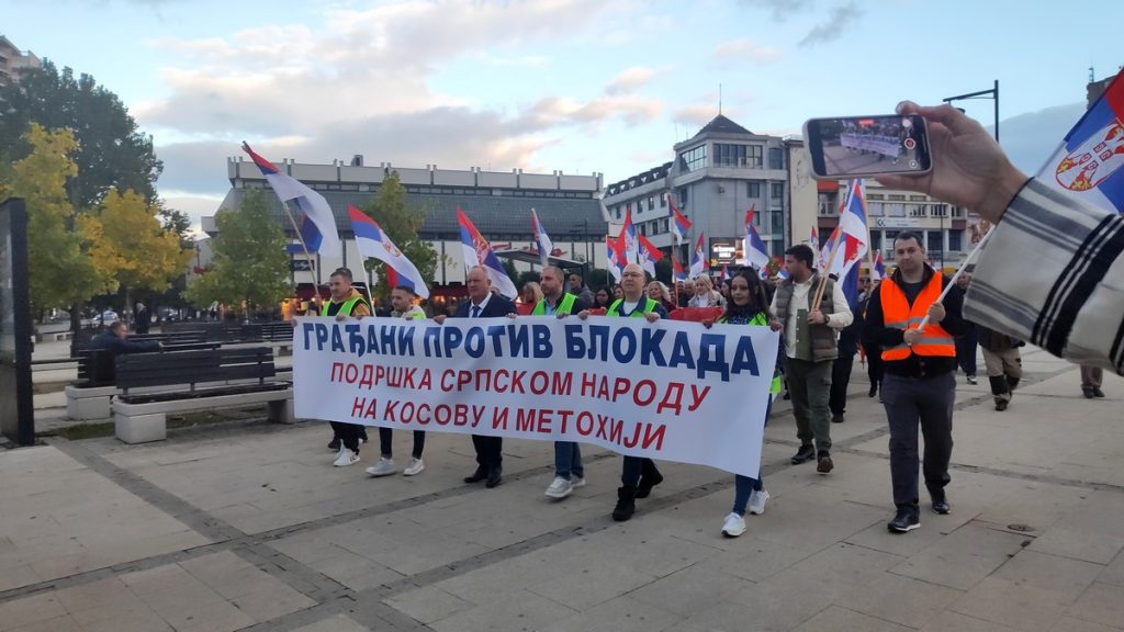 Građani Leskovca šetali u znak podrške Srbima na KiM, na čelu kolone Cvetanović, pridružio im se i Tomašević