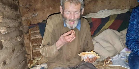 SAM, GLADAN I ZABORAVLJEN: Deda Slobodan čeka da ga neko spasi od hladnoće i gladi