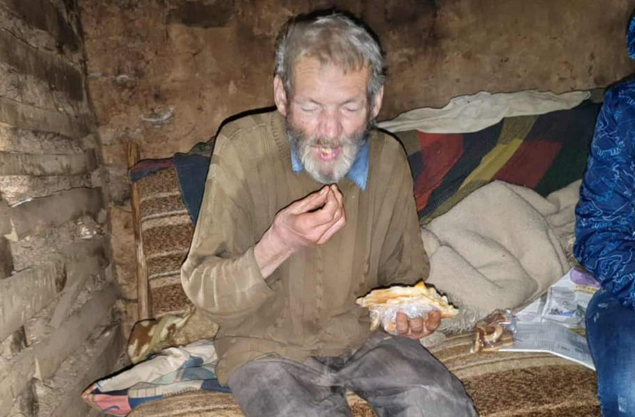 SAM, GLADAN I ZABORAVLJEN: Deda Slobodan čeka da ga neko spasi od hladnoće i gladi